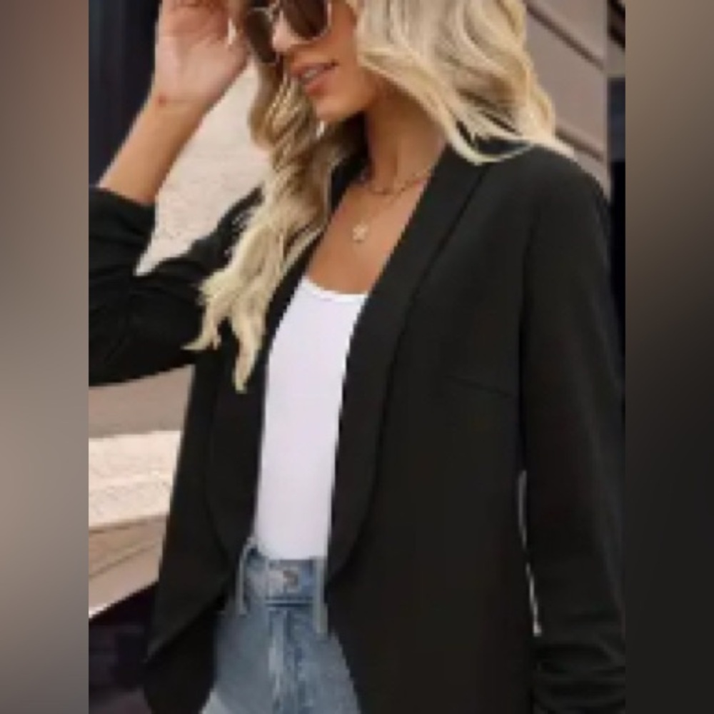 NWOT Elegant CHIC ❤️ Black Women's Blazer with three-quarter sleeves